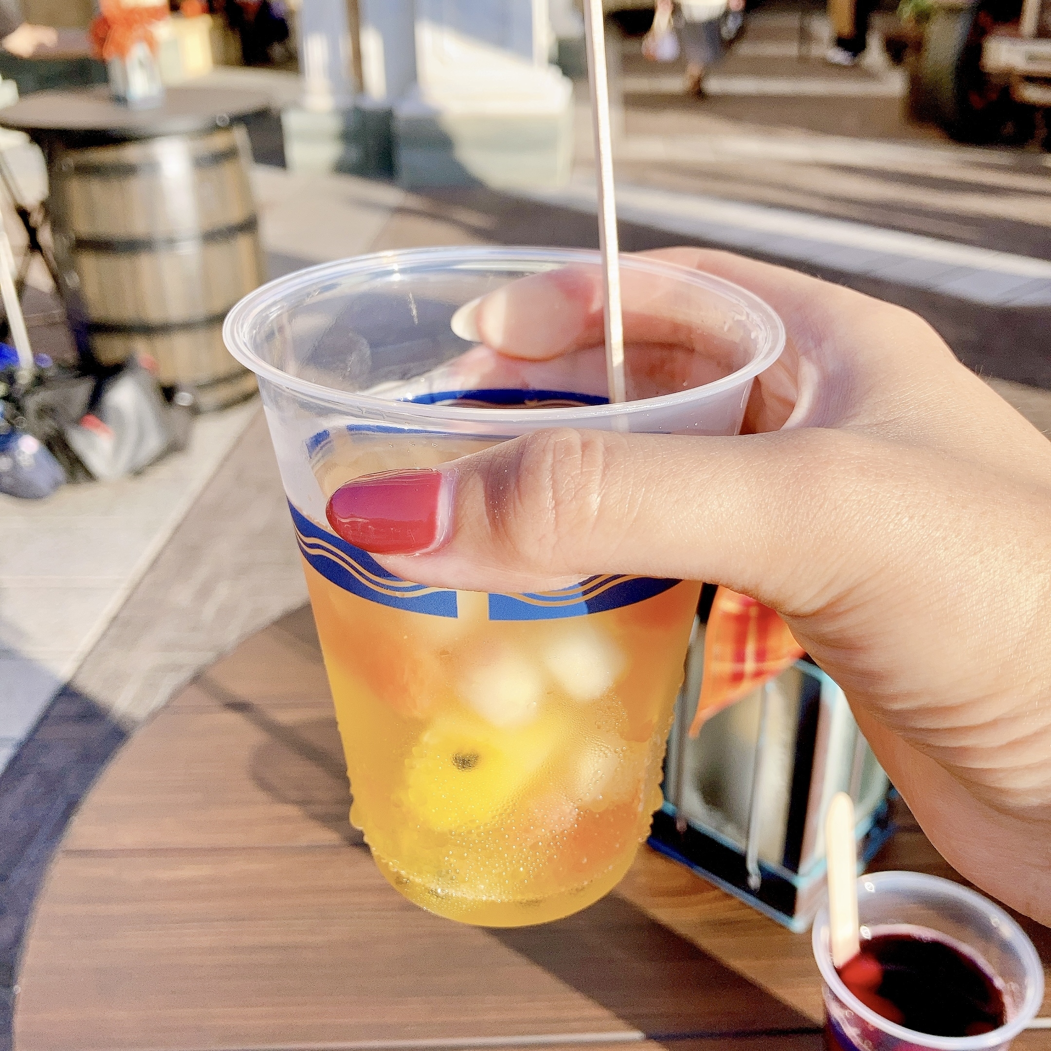 ディズニーシーのおすすめドリンク「フルーツ白ワイン(ミックスフルーツ) 」「フルーツ赤ワイン(ベリー&ピーチ)」