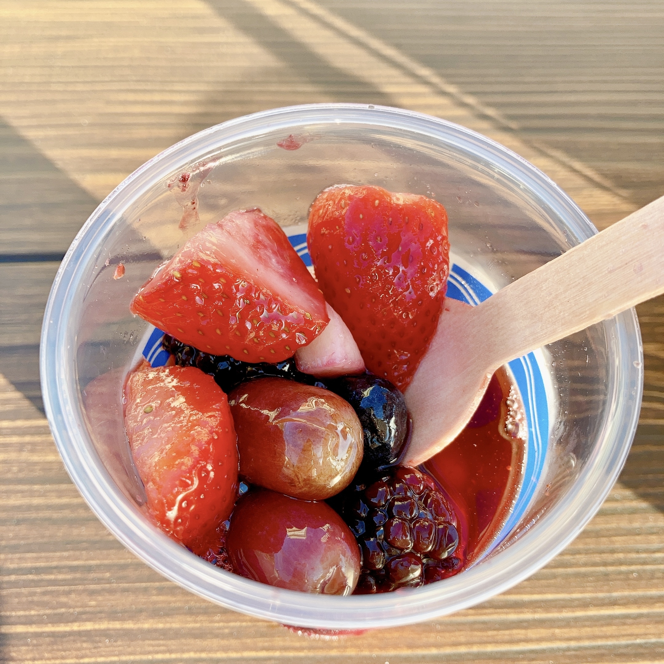 ディズニーシーのおすすめドリンク「フルーツ白ワイン(ミックスフルーツ) 」「フルーツ赤ワイン(ベリー&ピーチ)」