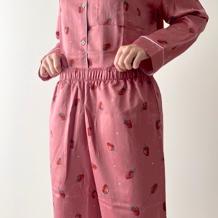 GU（ジーユー）のおすすめアイテム「サテンパジャマ（長袖＆ロングパンツ）（ストロベリー）」