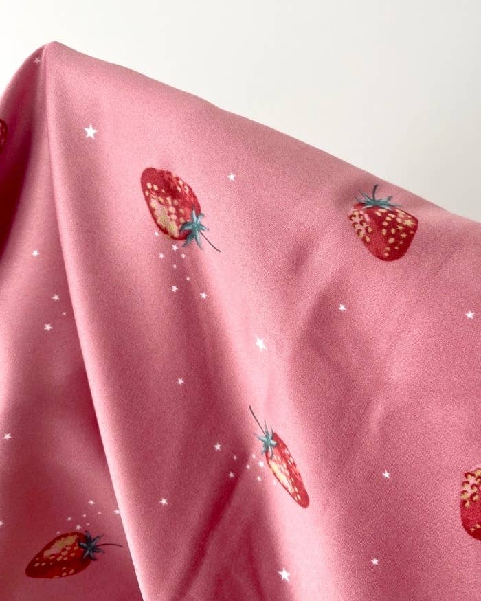 GU(ジーユー)のおすすめアイテム「サテンパジャマ(長袖&ロングパンツ)(ストロベリー)」