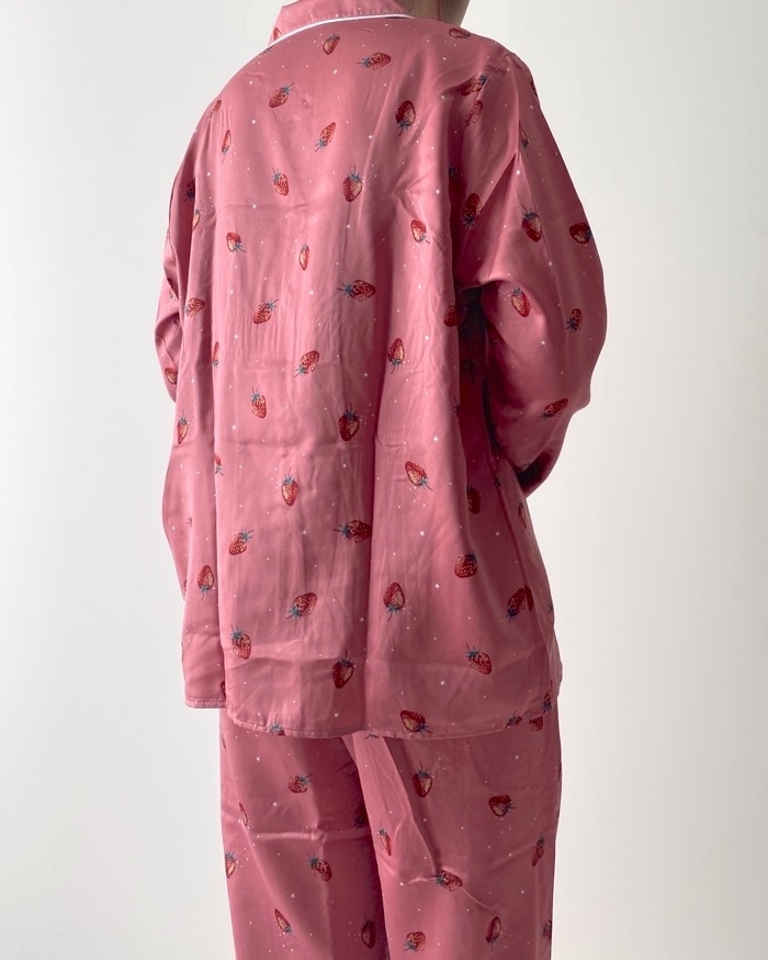 GU（ジーユー）のおすすめアイテム「サテンパジャマ（長袖＆ロングパンツ）（ストロベリー）」