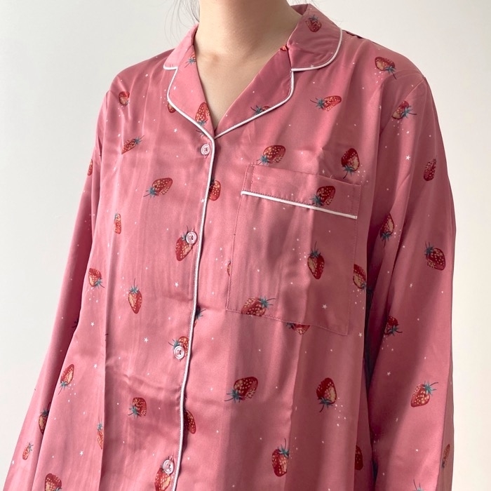 GU（ジーユー）のおすすめアイテム「サテンパジャマ（長袖＆ロングパンツ）（ストロベリー）」