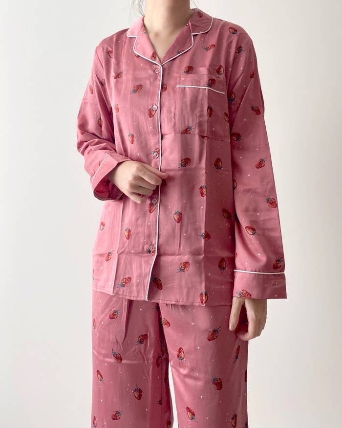 GU(ジーユー)のおすすめアイテム「サテンパジャマ(長袖&ロングパンツ)(ストロベリー)」