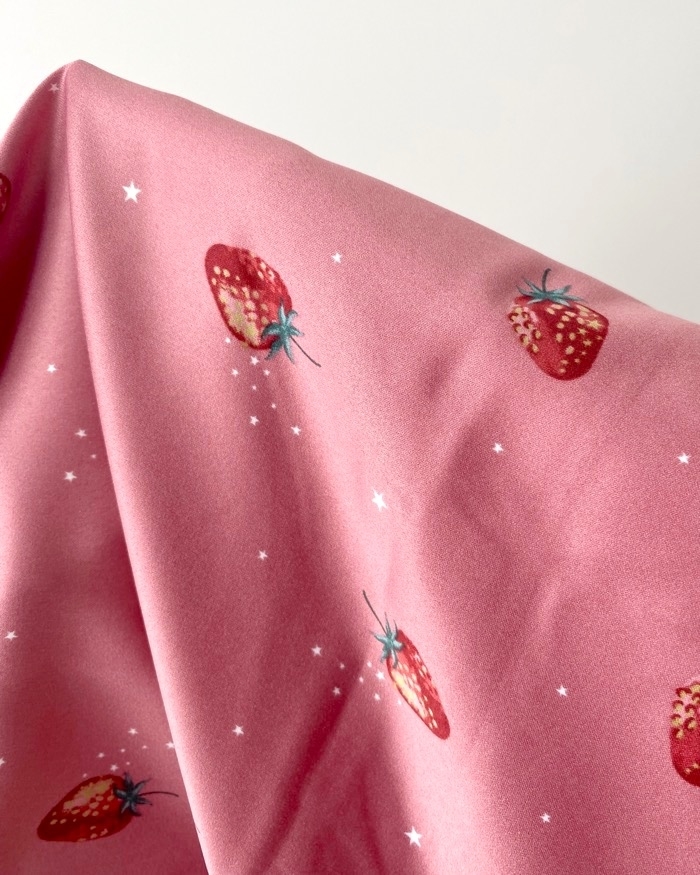 GU（ジーユー）のおすすめアイテム「サテンパジャマ（長袖＆ロングパンツ）（ストロベリー）」