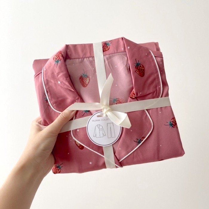 GU（ジーユー）のおすすめアイテム「サテンパジャマ（長袖＆ロングパンツ）（ストロベリー）」