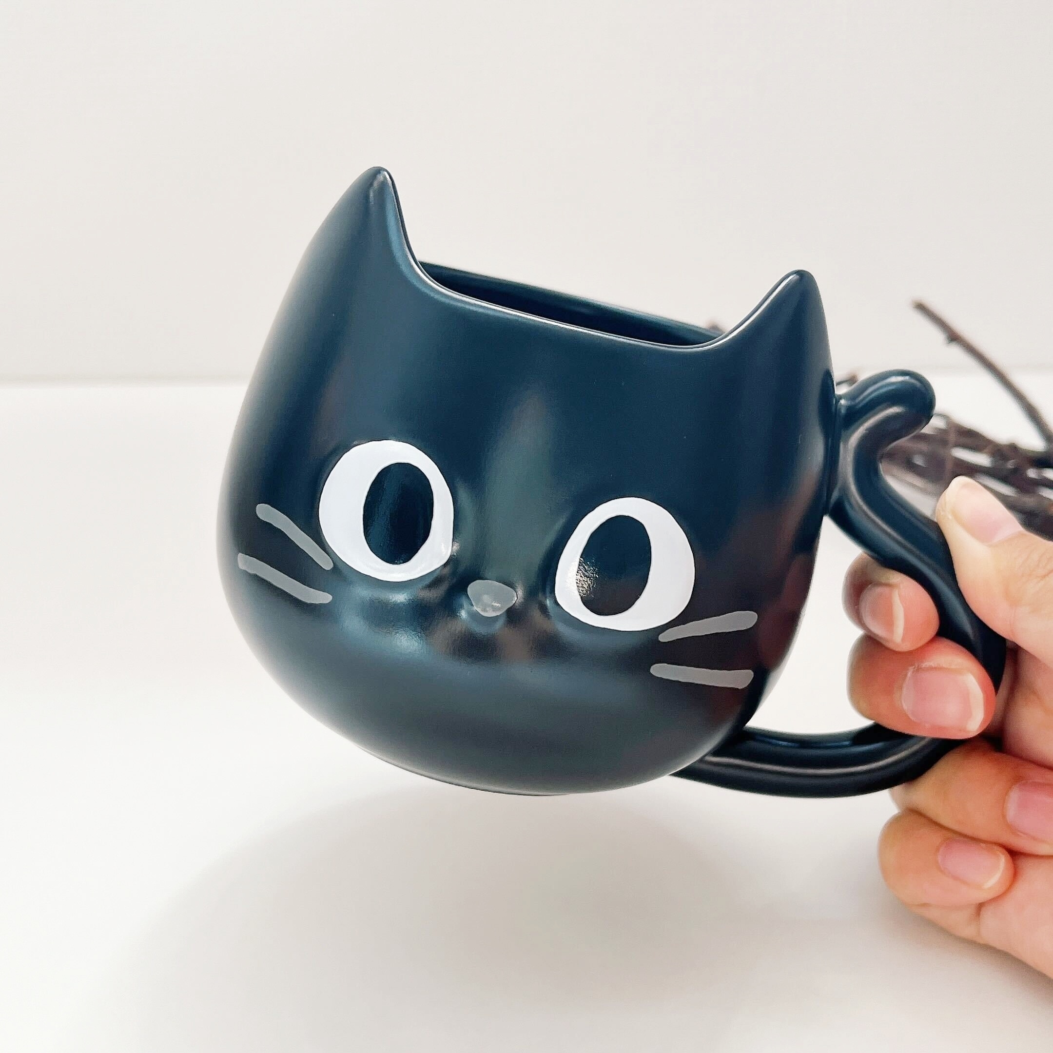 画像・動画】スタバの「黒猫マグカップ」くりくりお目目がかわいすぎ！