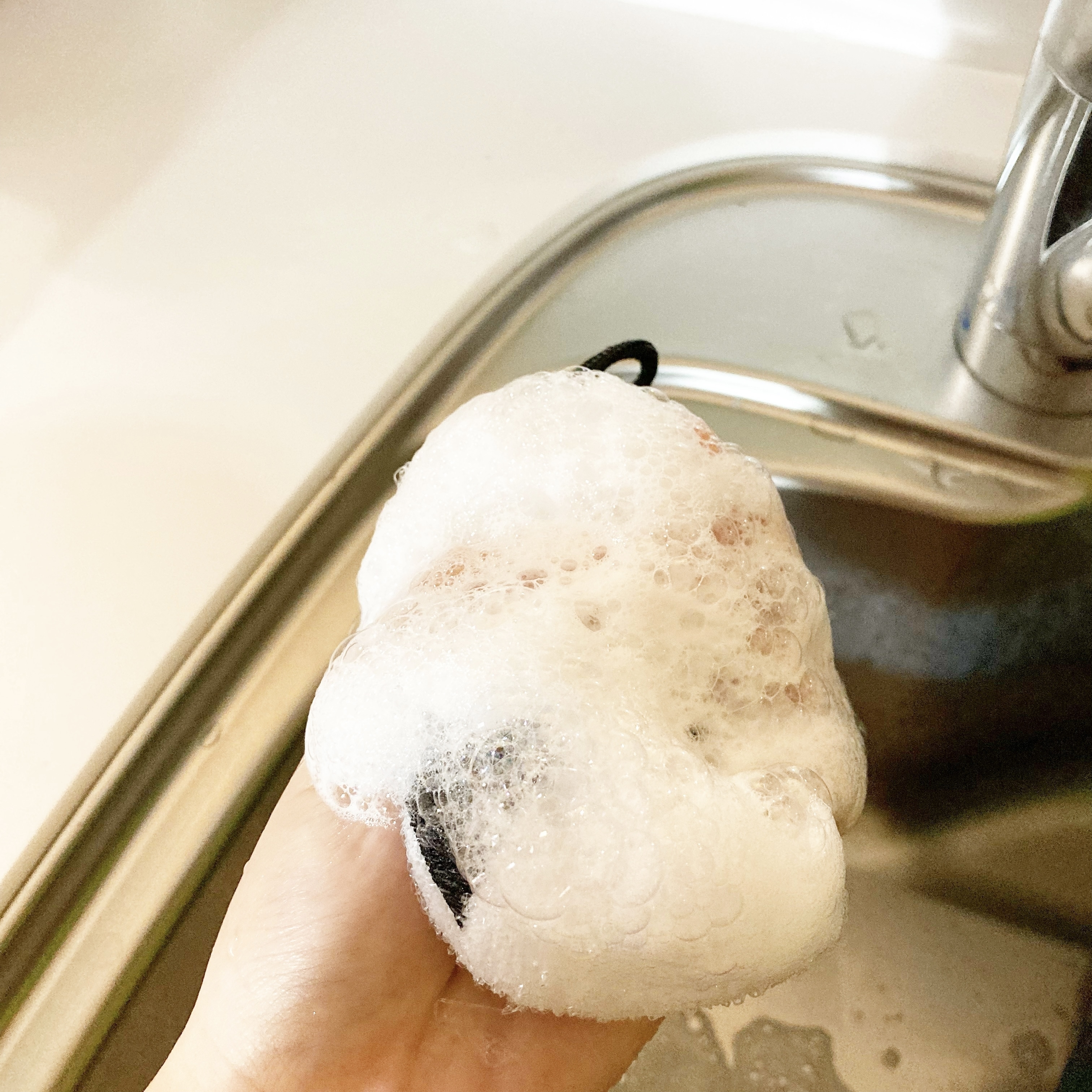 CanDo(キャンドゥ)のキッチンアイテム「キラキラキッチンスポンジシマエナガ」