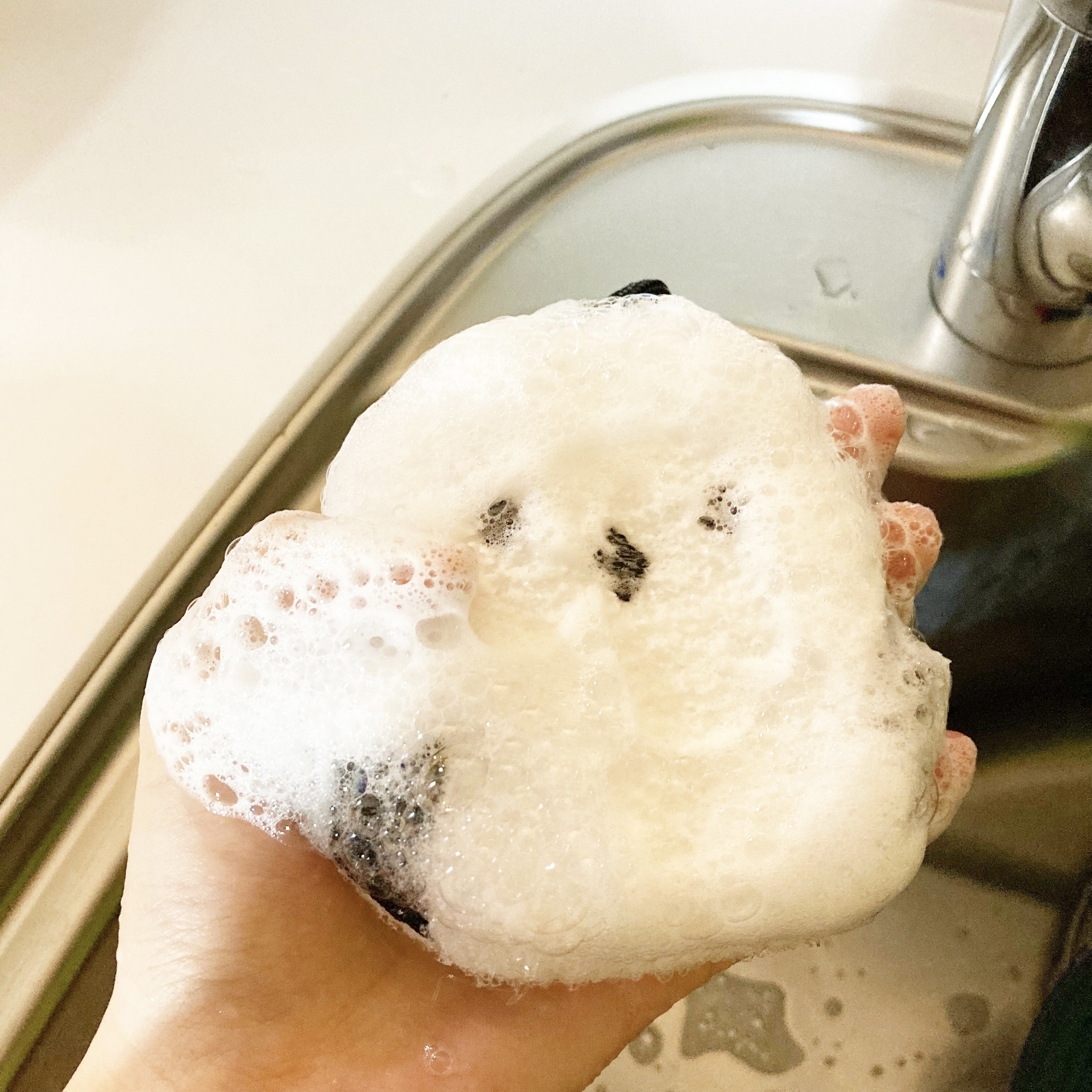 CanDo(キャンドゥ)のキッチンアイテム「キラキラキッチンスポンジシマエナガ」