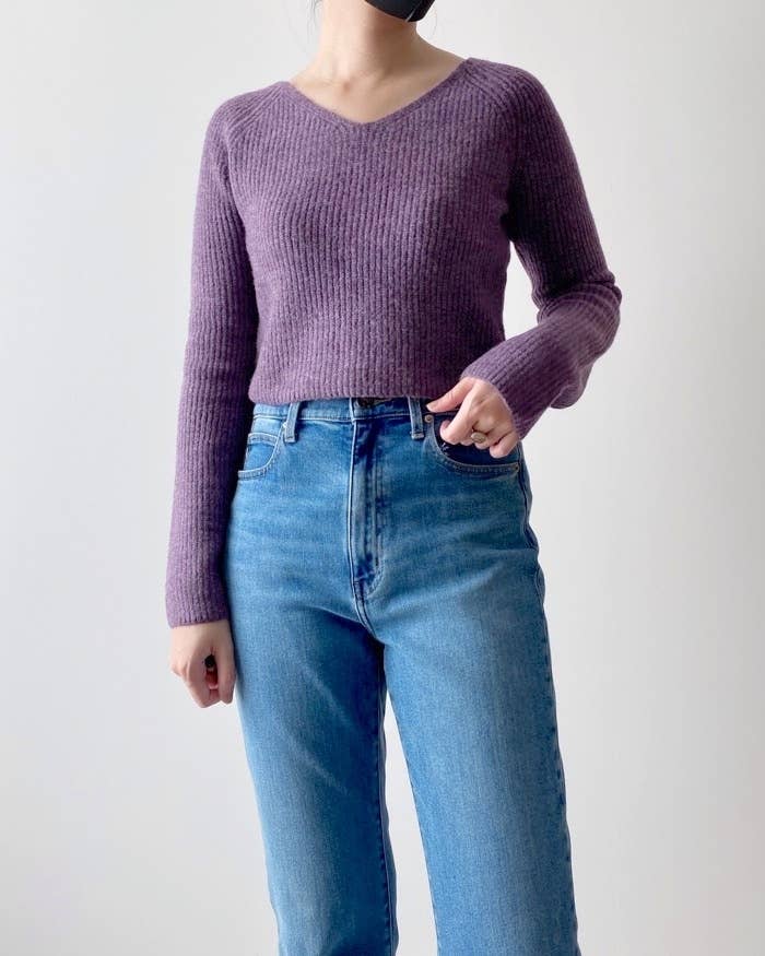 GUのオススメのトップス「パフィータッチVネッククロップドセーター(長袖)」