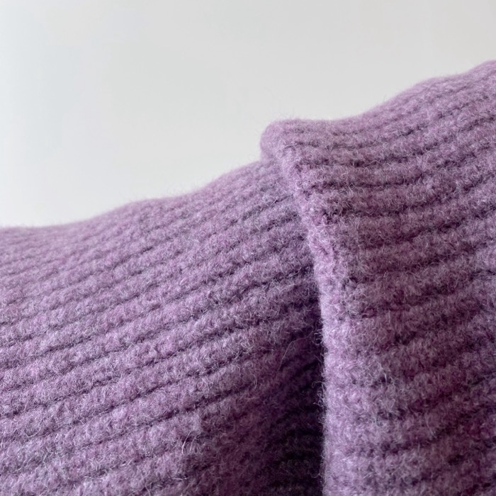 GUのオススメのトップス「パフィータッチVネッククロップドセーター（長袖）」