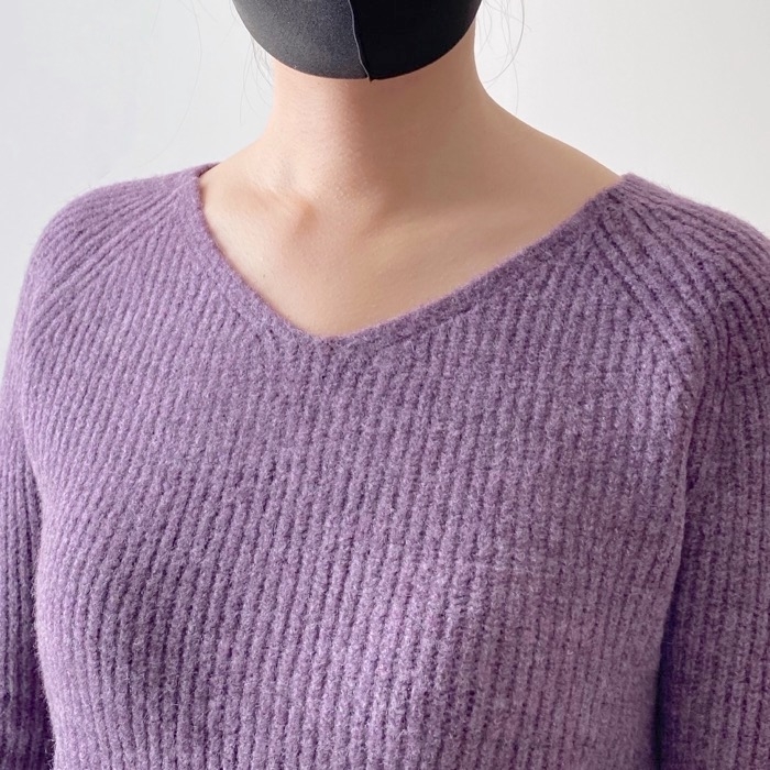 GUのオススメのトップス「パフィータッチVネッククロップドセーター（長袖）」