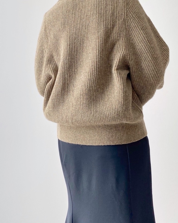 UNIQLO（ユニクロ）のおすすめトップス「プレミアムラムボリュームスリーブセーター（長袖）」