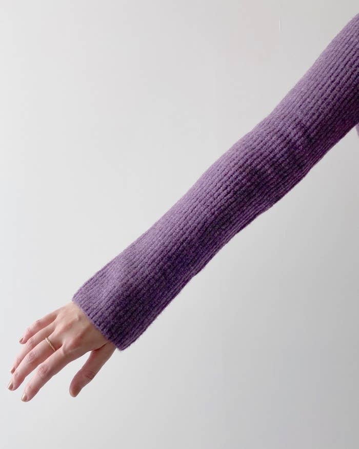 GUのオススメのトップス「パフィータッチVネッククロップドセーター(長袖)」