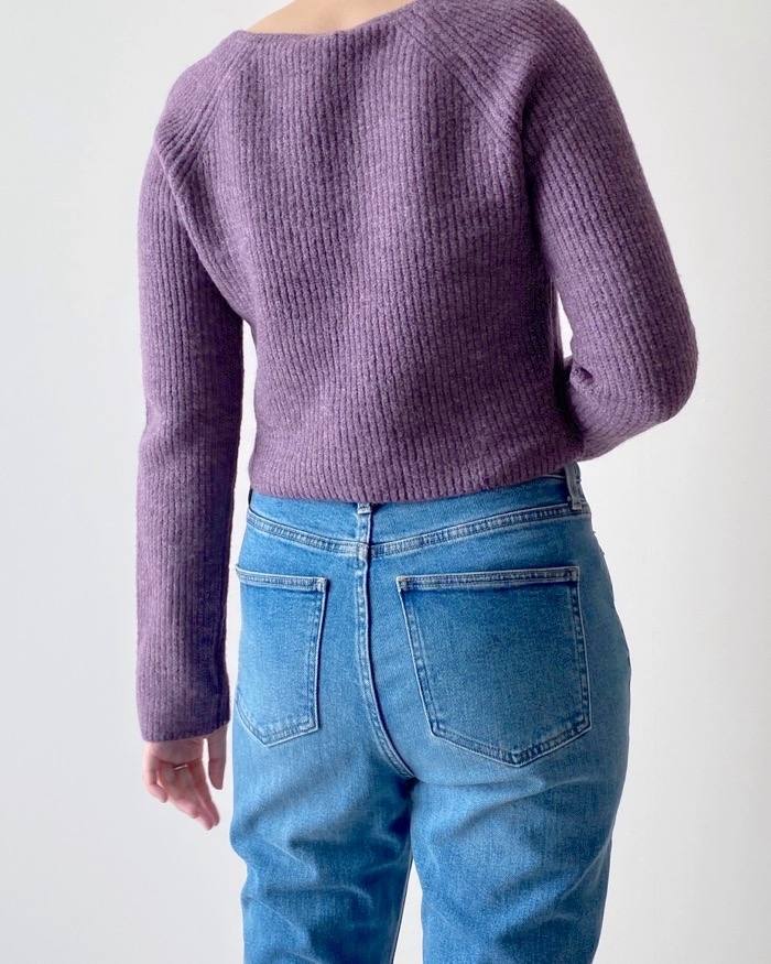 GUのオススメのトップス「パフィータッチVネッククロップドセーター（長袖）」