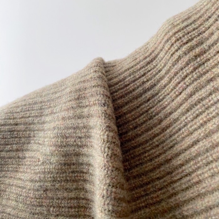 UNIQLO（ユニクロ）のおすすめトップス「プレミアムラムボリュームスリーブセーター（長袖）」