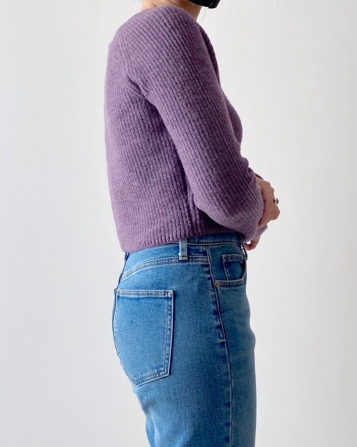 GUのオススメのトップス「パフィータッチVネッククロップドセーター（長袖）」