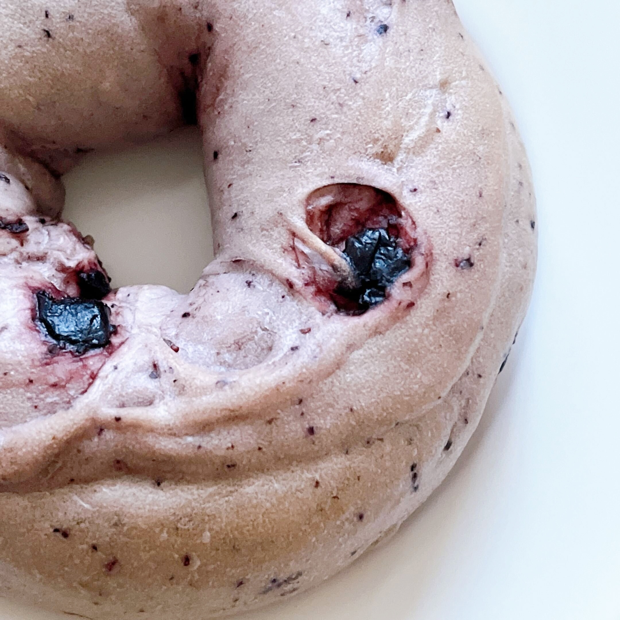 FamilyMart(ファミリーマート)のオススメの冷凍食品「国産小麦のもちっとベーグル香るブルーベリー」