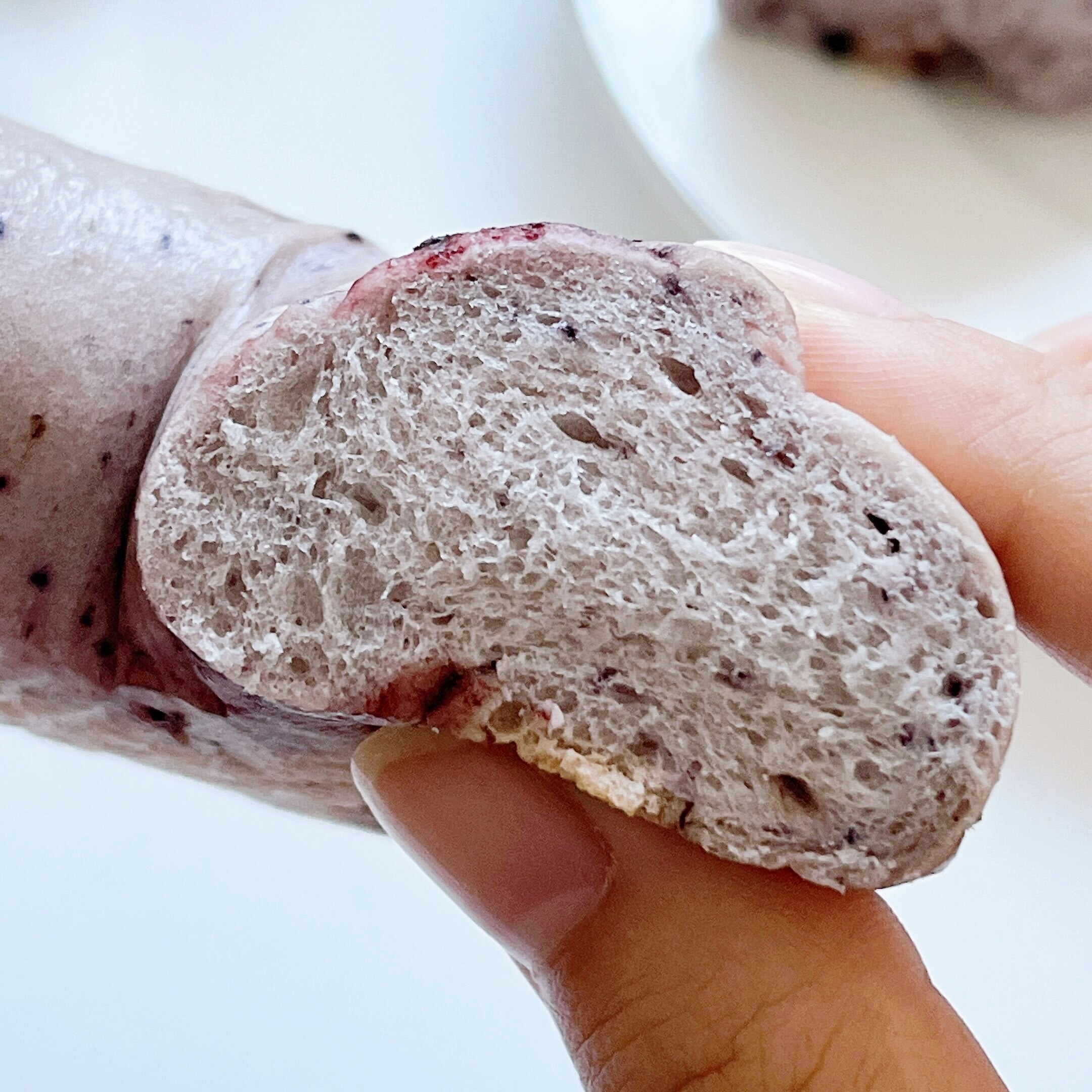 FamilyMart(ファミリーマート)のオススメの冷凍食品「国産小麦のもちっとベーグル香るブルーベリー」