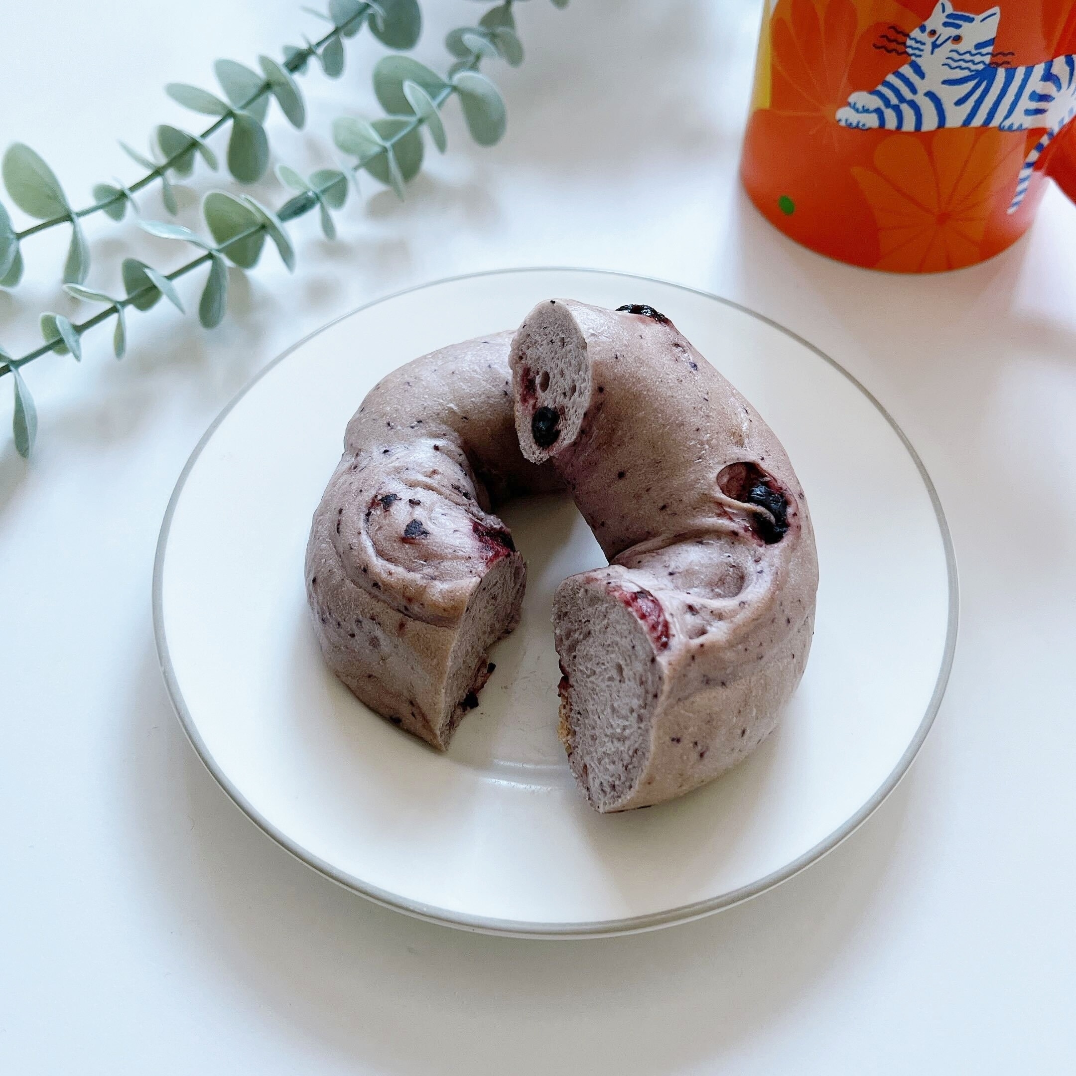 FamilyMart(ファミリーマート)のオススメの冷凍食品「国産小麦のもちっとベーグル香るブルーベリー」