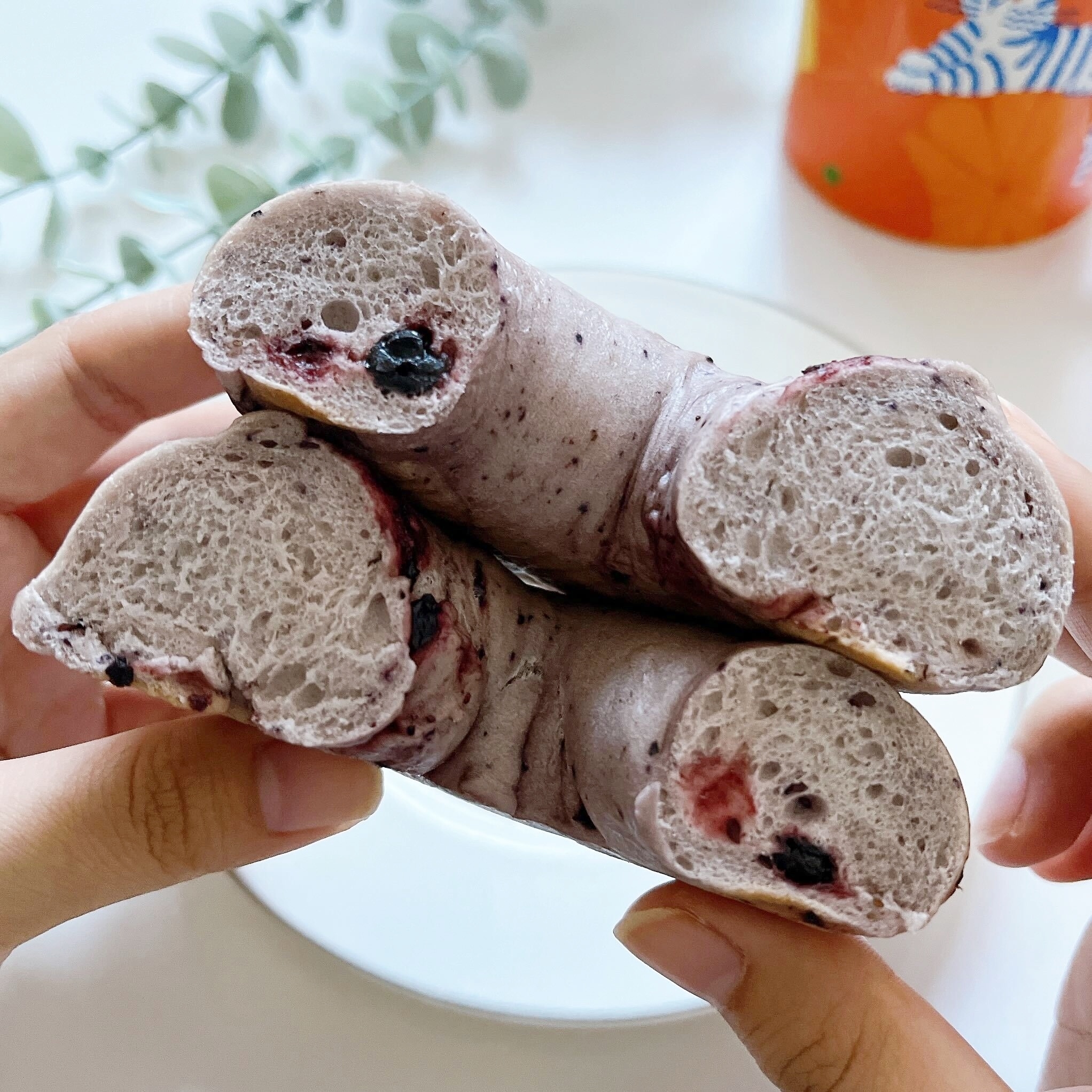 FamilyMart(ファミリーマート)のオススメの冷凍食品「国産小麦のもちっとベーグル香るブルーベリー」