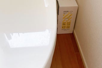 トイレの横に防災用非常用トイレの箱が置かれている。