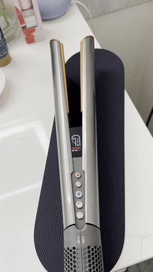 a gif of the dyson airstrait pausing when being put down