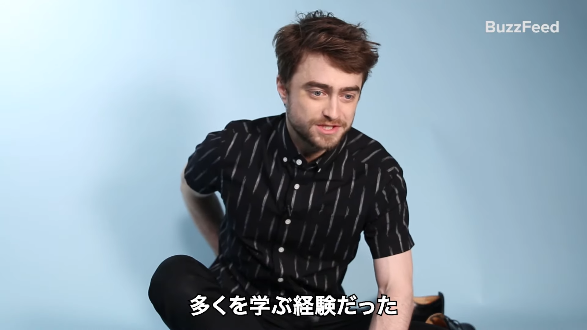 インタビューに答えるダニエル・ラドクリフ