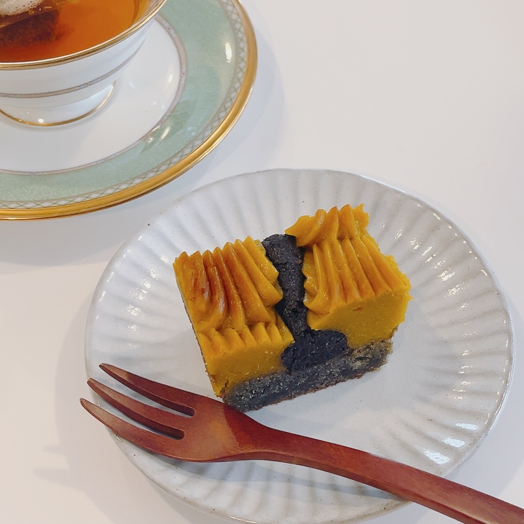 成城石井のオススメのスイーツ「北海道産南瓜と黒胡麻のケーキ」