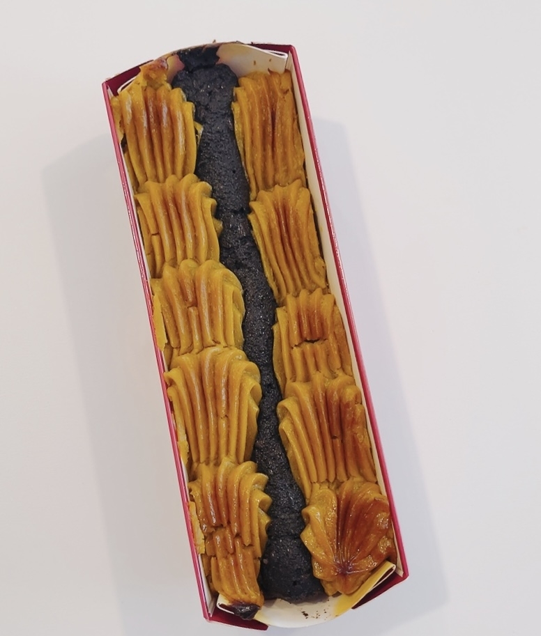 成城石井のオススメのスイーツ「北海道産南瓜と黒胡麻のケーキ」