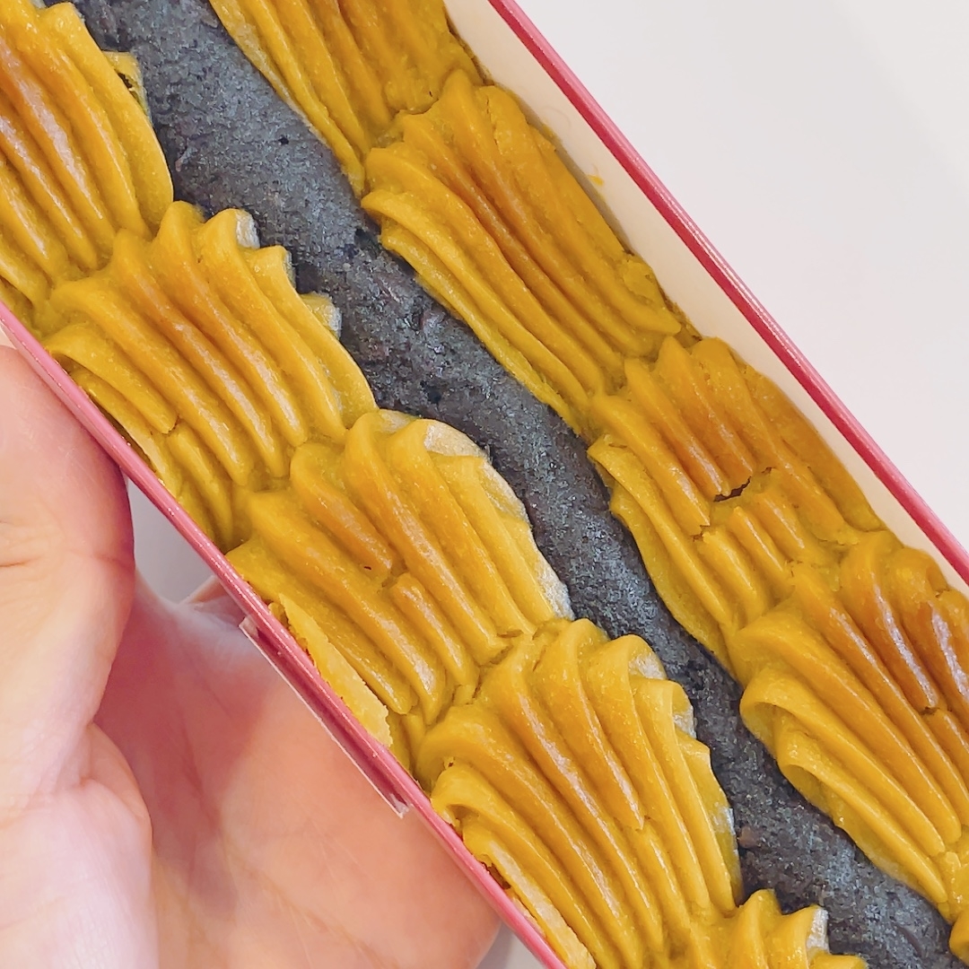 成城石井のオススメのスイーツ「北海道産南瓜と黒胡麻のケーキ」