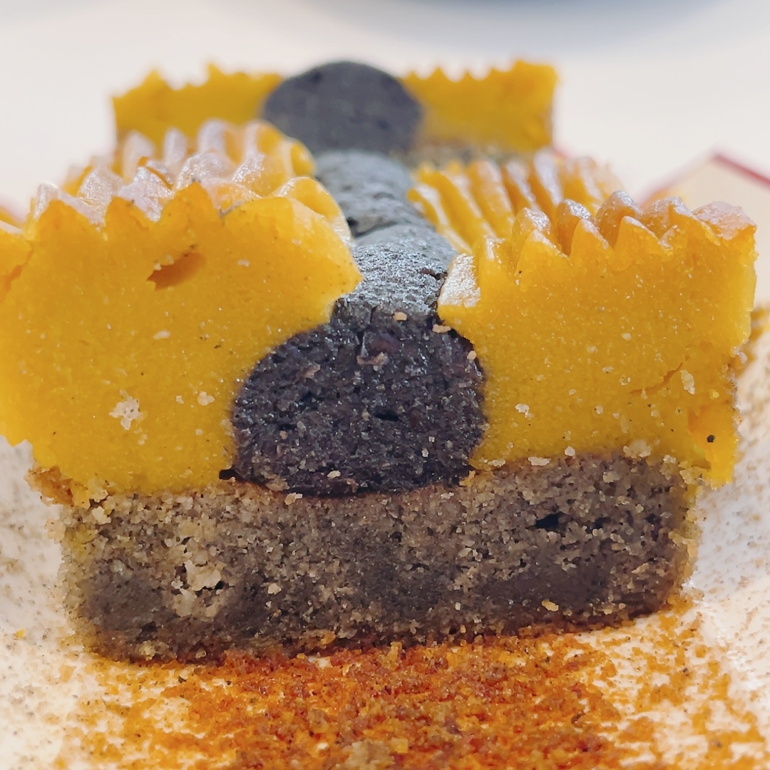 成城石井のオススメのスイーツ「北海道産南瓜と黒胡麻のケーキ」