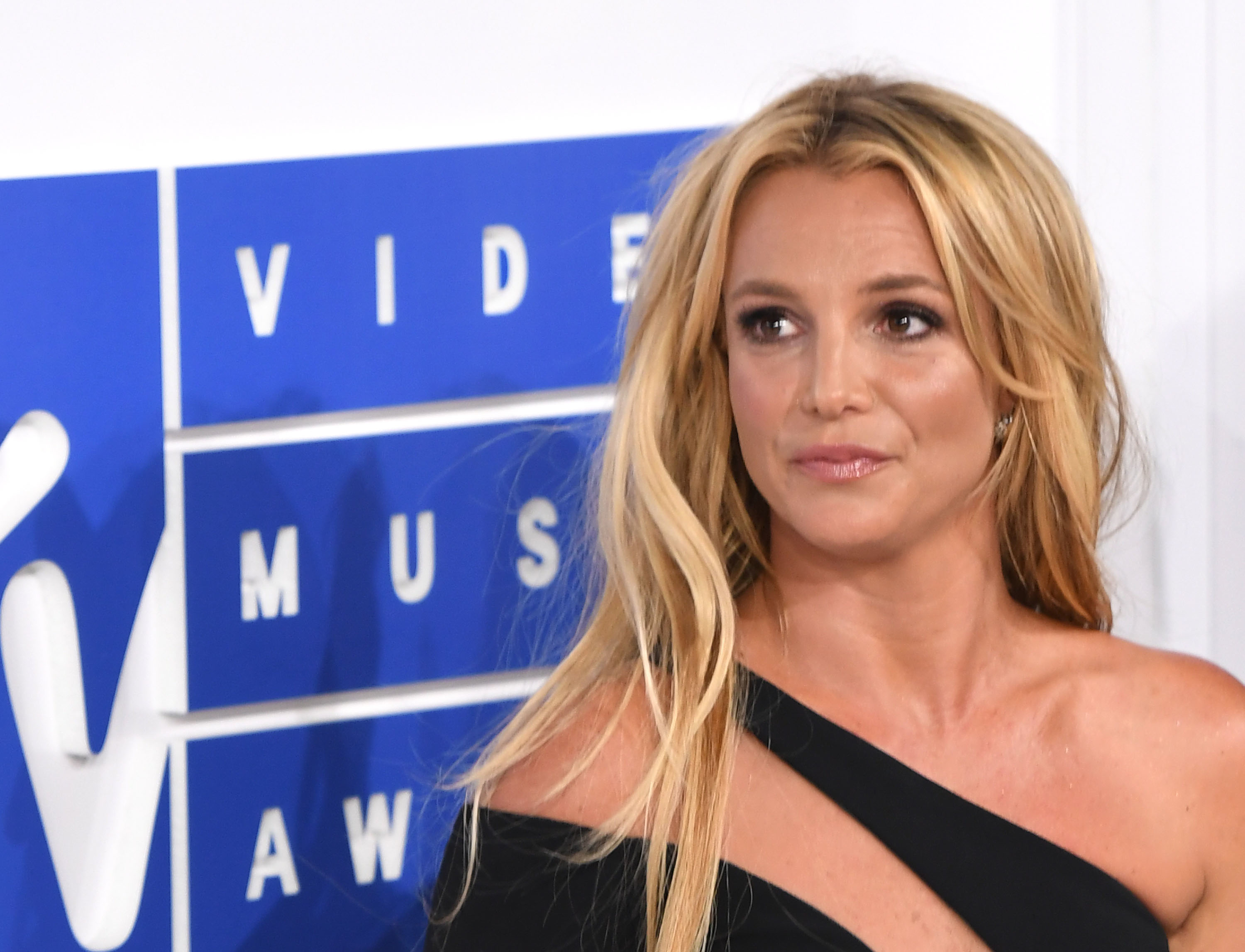 Britney Spears Slams Cops, Fans Over Knife Videos