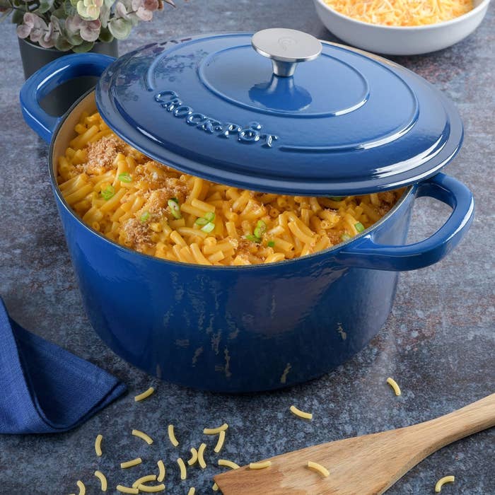 Blue dutch oven filled with mac &#x27;n&#x27; cheese
