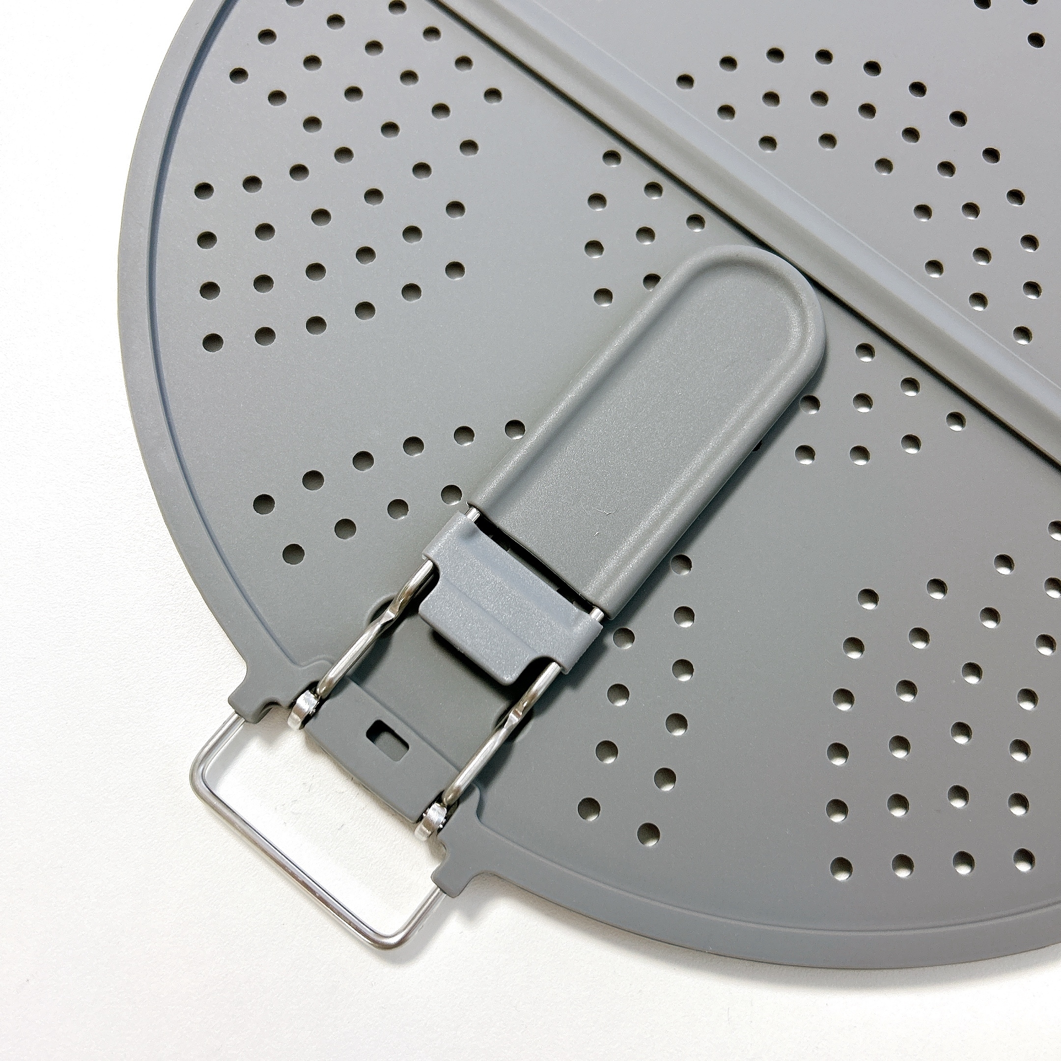 ニトリのおすすめキッチングッズ「薄くたためるシリコーンオイルスクリーン」