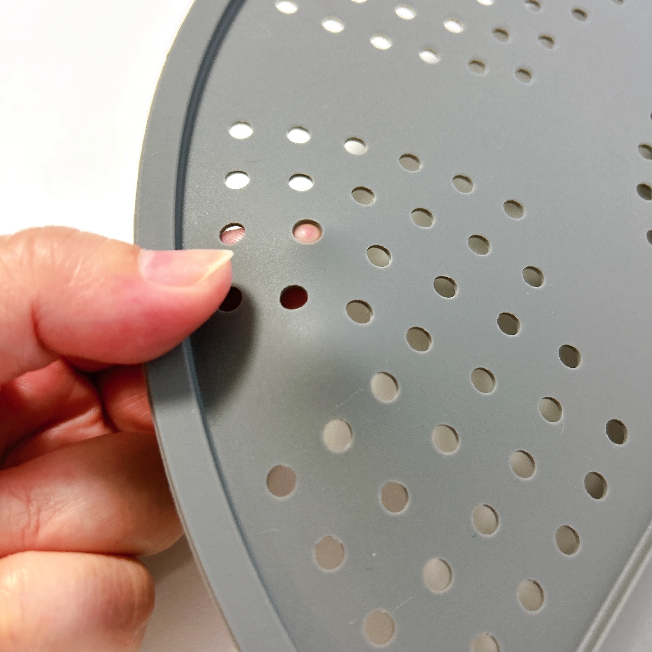 ニトリのおすすめキッチングッズ「薄くたためるシリコーンオイルスクリーン」