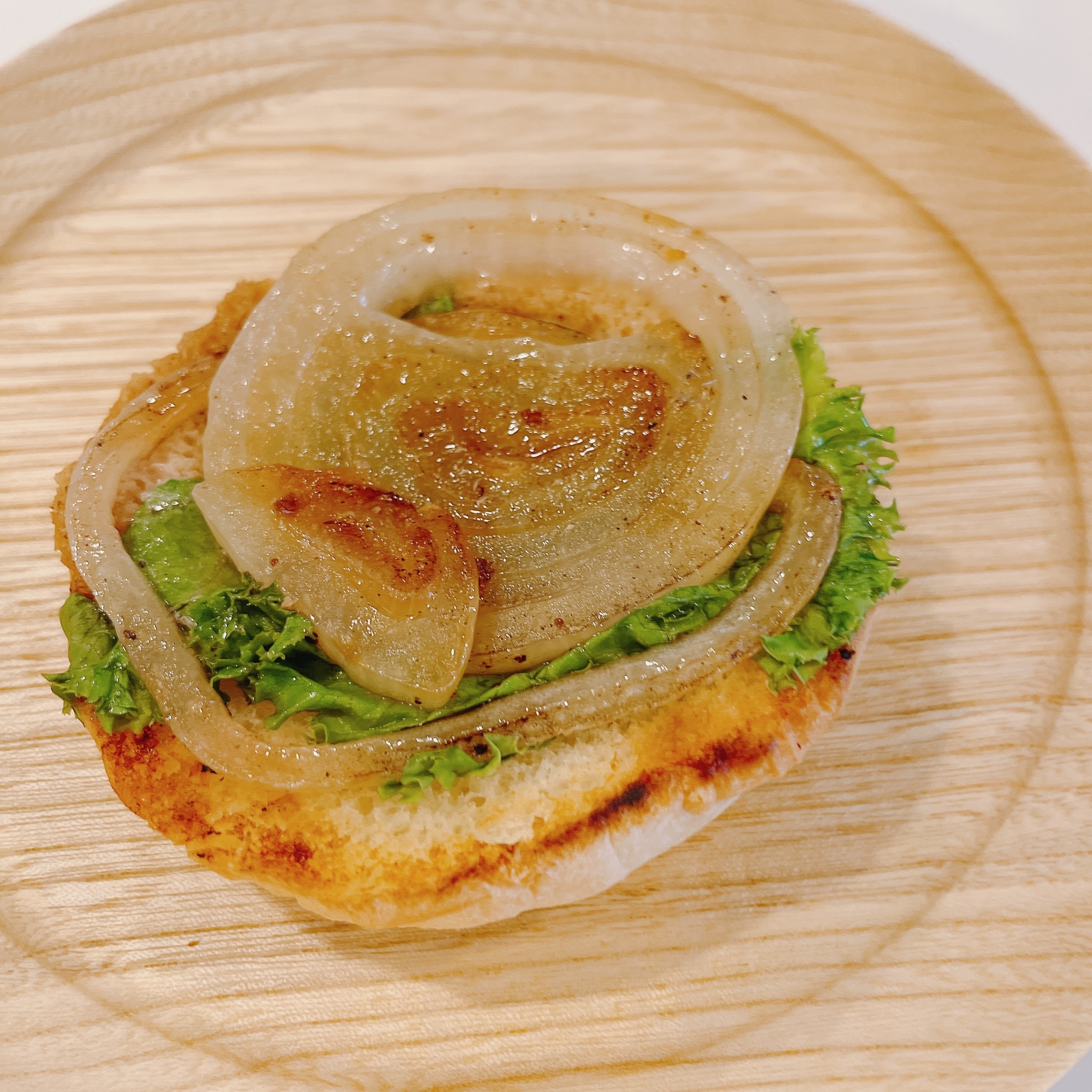 フレッシュネスバーガーのオススメのバーガー「生どんこ椎茸の黒酢あんバーガー ～香ばしサクサク醤油～」