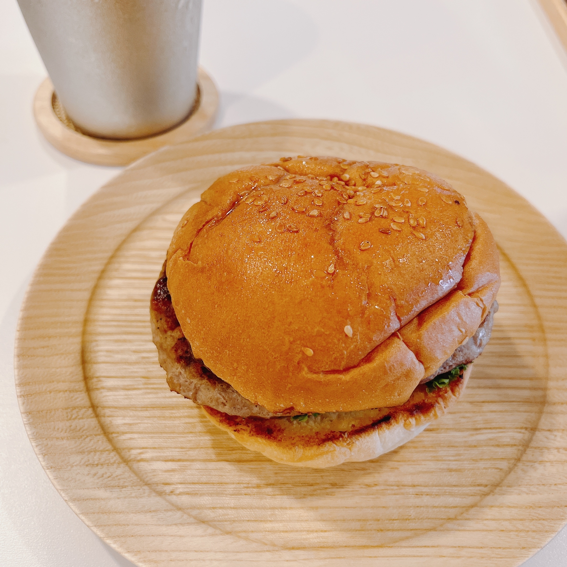 フレッシュネスバーガーのオススメのバーガー「生どんこ椎茸の黒酢あんバーガー ～香ばしサクサク醤油～」