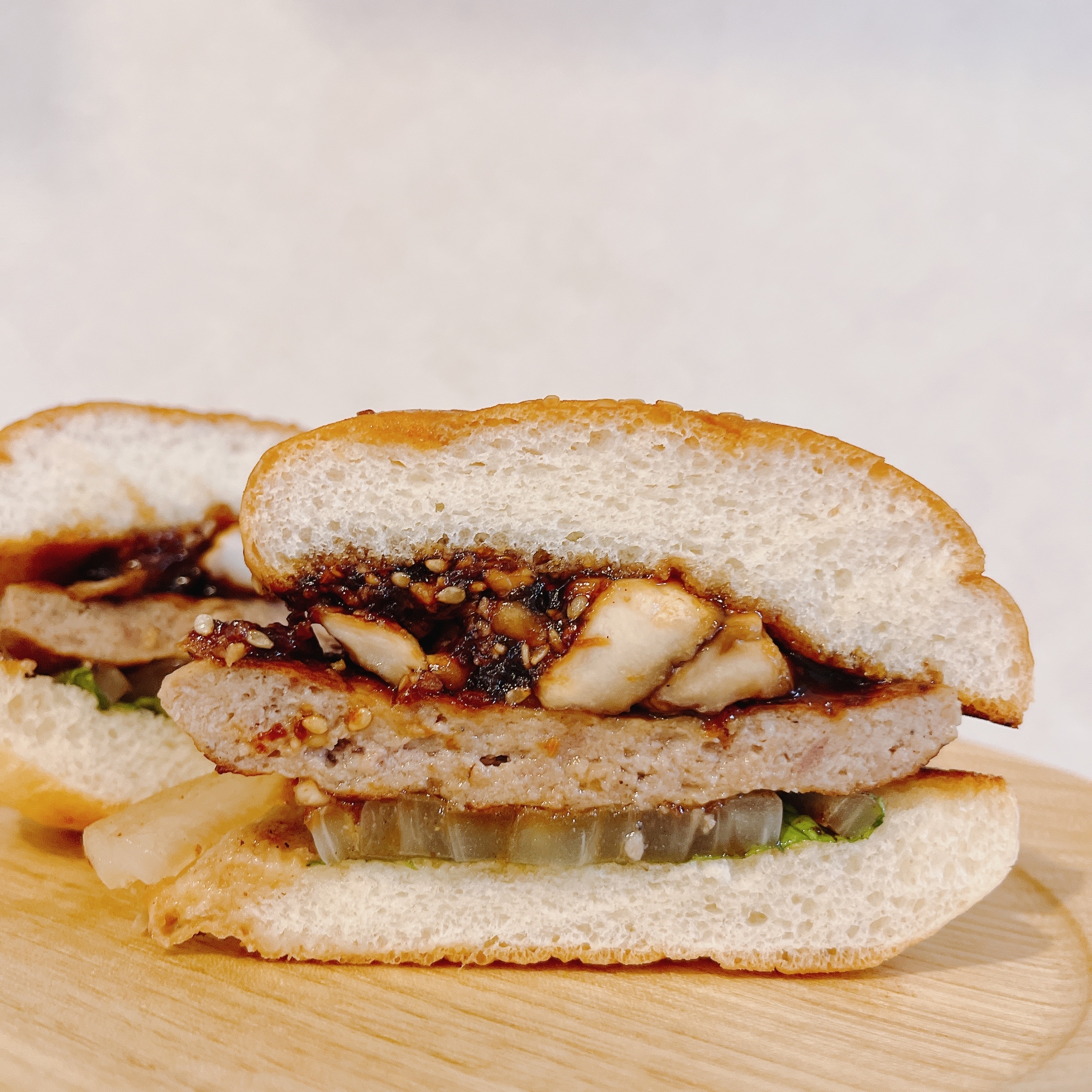 フレッシュネスバーガーのオススメのバーガー「生どんこ椎茸の黒酢あんバーガー ～香ばしサクサク醤油～」