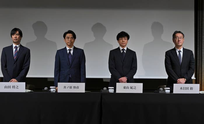 記者会見するジャニーズ事務所の（右2人目から左へ）東山紀之社長、井ノ原快彦氏ら＝10月2日、東京都千代田区（時事通信社）