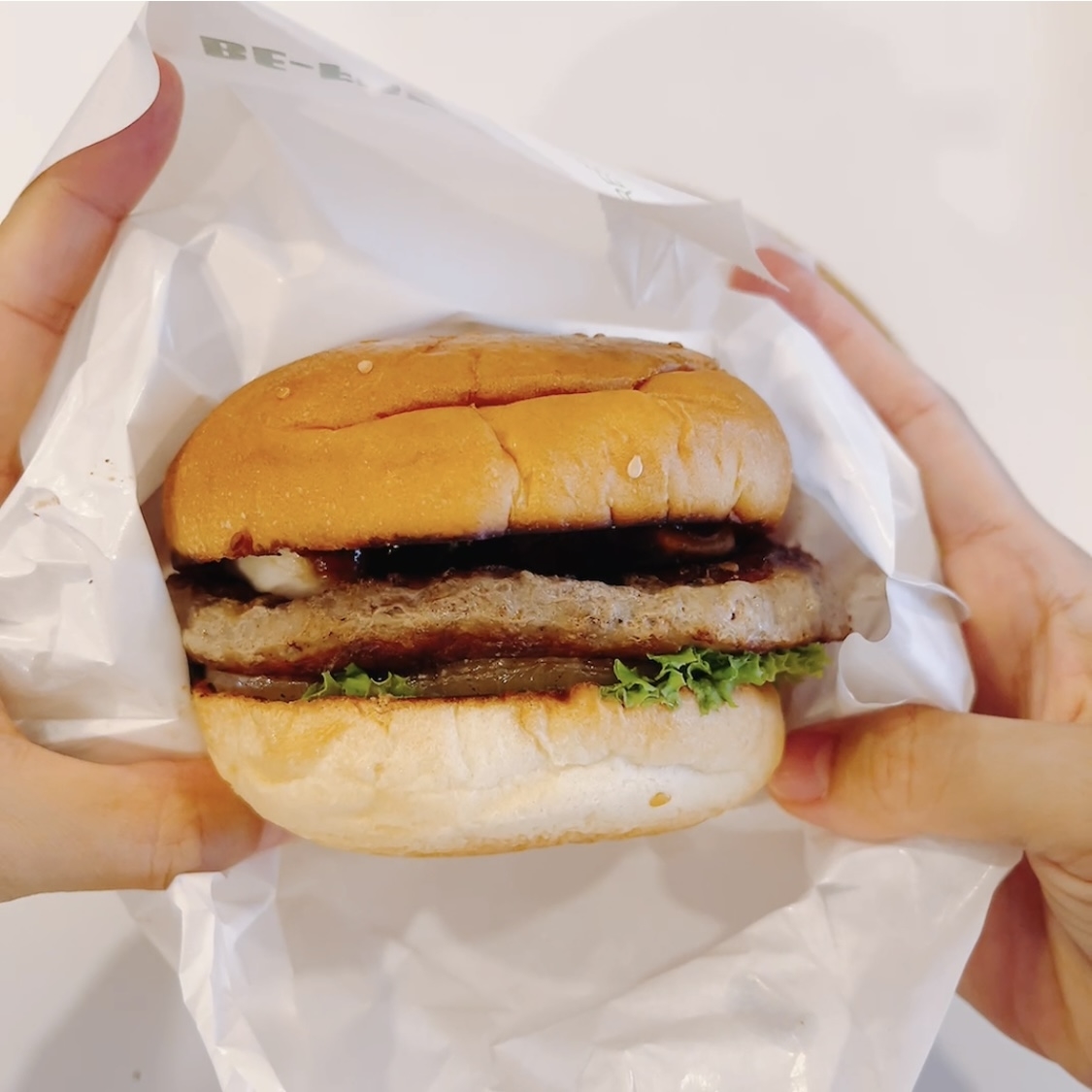 フレッシュネスバーガーのオススメのバーガー「生どんこ椎茸の黒酢あんバーガー ～香ばしサクサク醤油～」