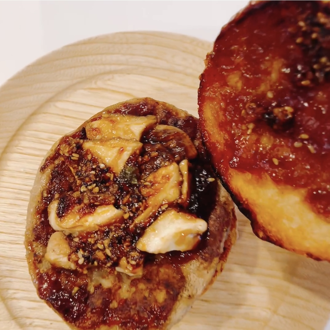 フレッシュネスバーガーのオススメのバーガー「生どんこ椎茸の黒酢あんバーガー ～香ばしサクサク醤油～」