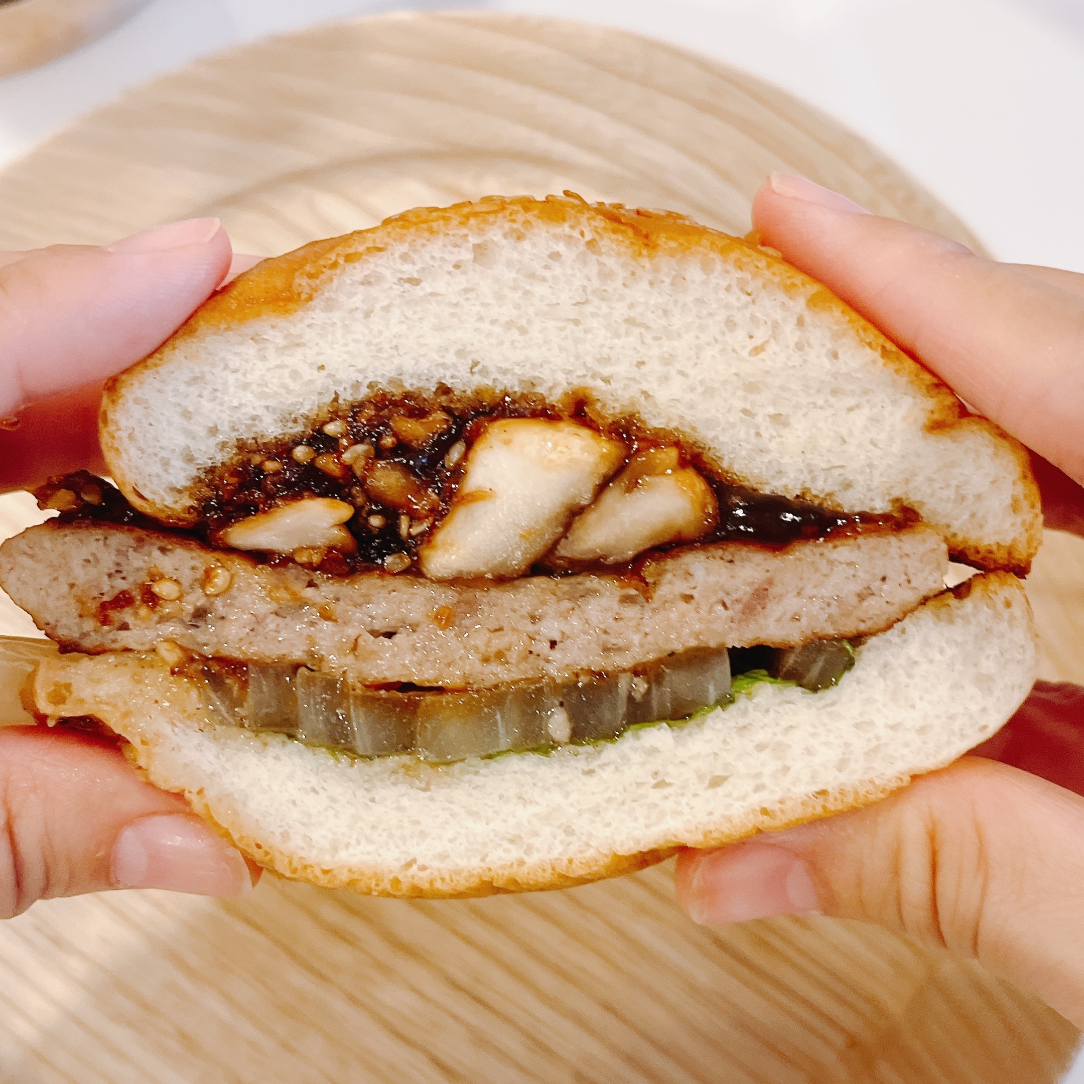 フレッシュネスバーガーのオススメのバーガー「生どんこ椎茸の黒酢あんバーガー ～香ばしサクサク醤油～」