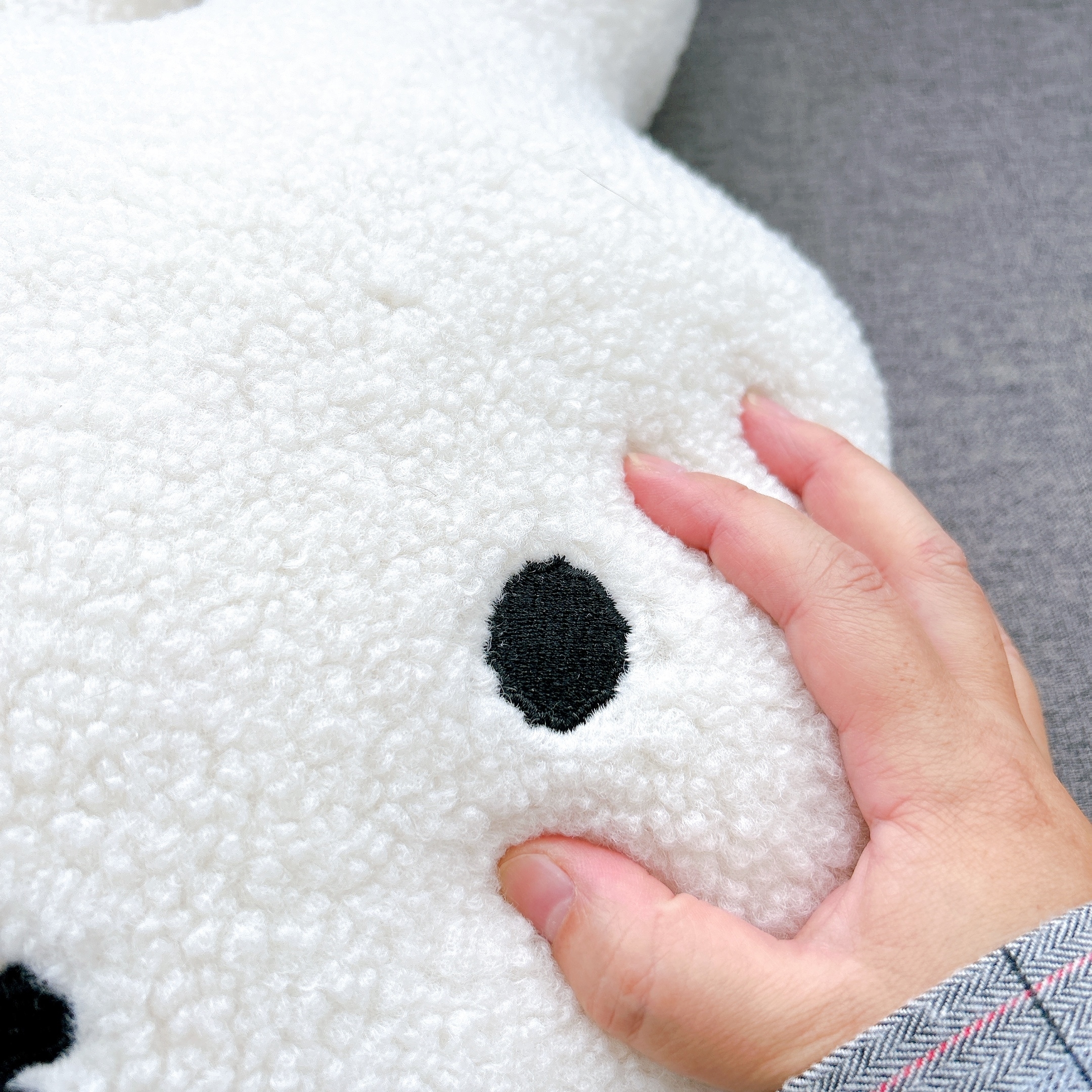 ニトリのおすすめインテリア「miffy ミッフィーボアダイカットクッション」