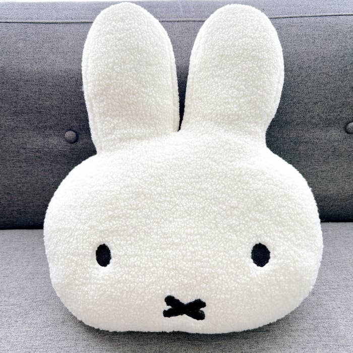 ニトリのおすすめインテリア「miffy ミッフィーボアダイカットクッション」