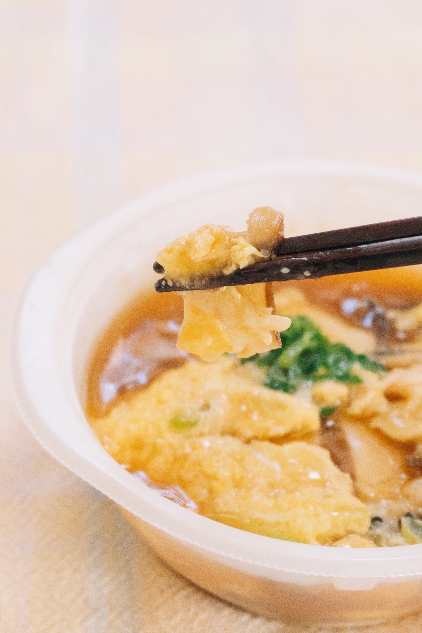セブンのオススメグルメ「鶏ガラ仕立ての天津風玉子あんかけ豆腐」