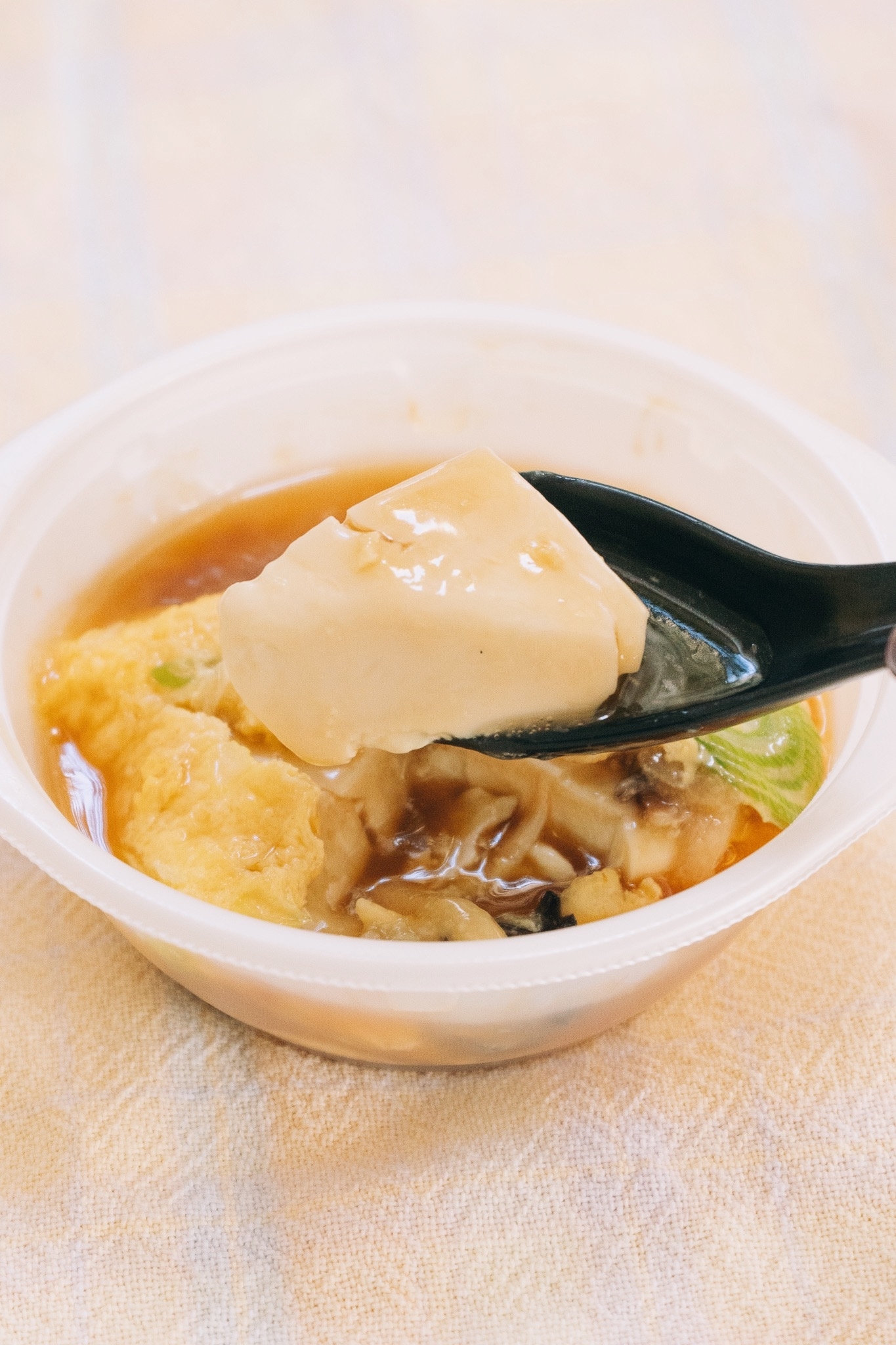 セブンのオススメグルメ「鶏ガラ仕立ての天津風玉子あんかけ豆腐」