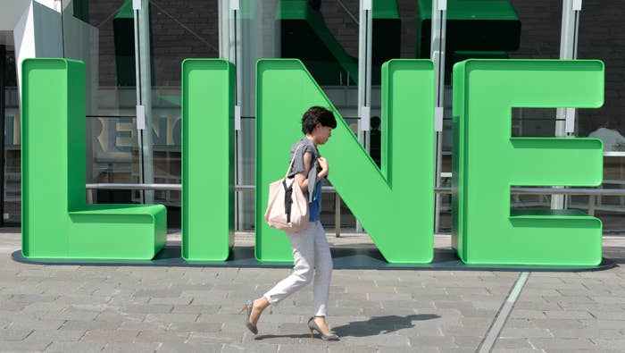 LINE株式会社が千葉県浦安市で開催した事業戦略発表会の会場前に設置されたロゴ(2018年撮影、時事通信社)