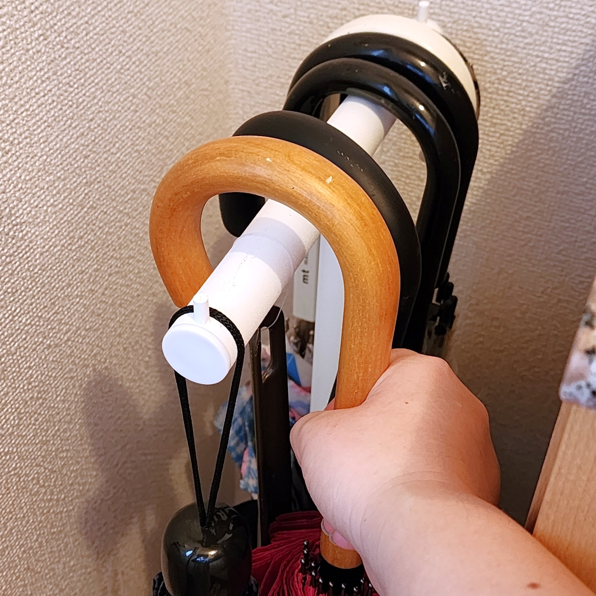 ニトリのおすすめ便利グッズ「ハンギングかさたて(ホワイト)」