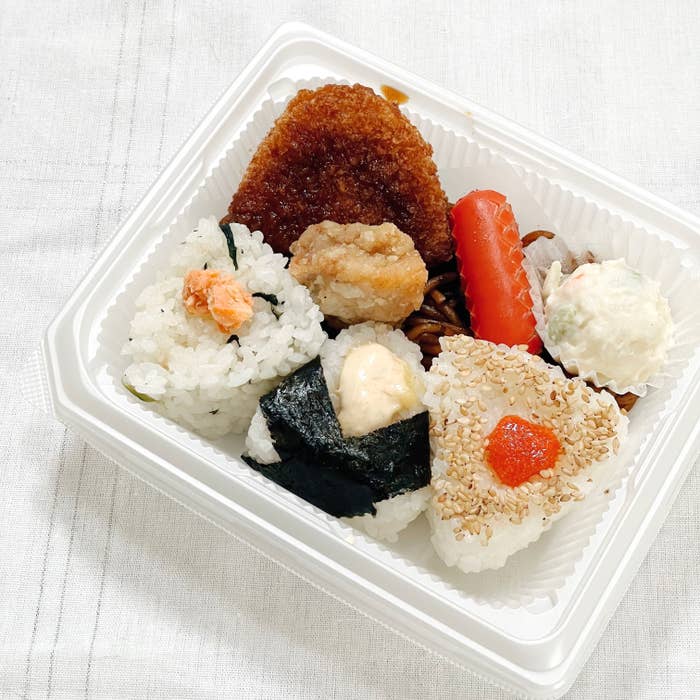 セブンのおすすめグルメ「3種おにぎりのお弁当」