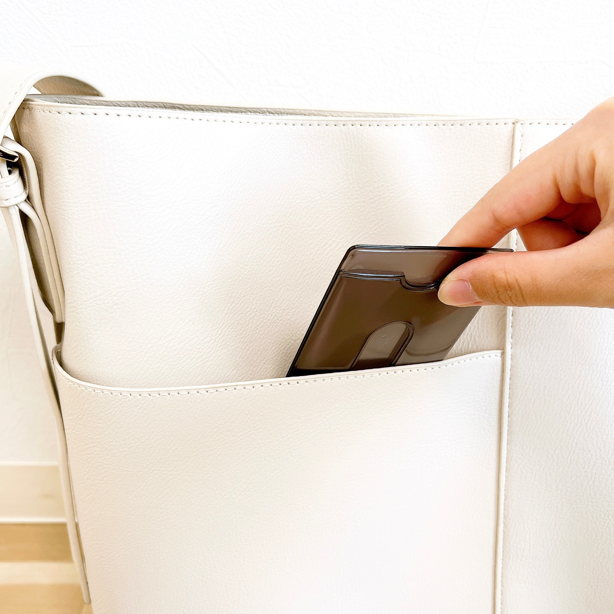 GLOBAL WORK(グローバルワーク)のオススメのバッグ「ソフトA4PUワンショルダー」